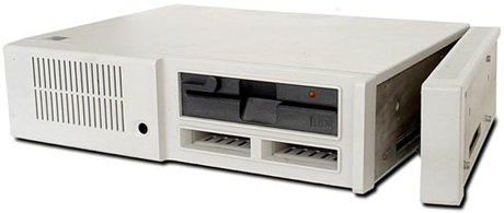 IBM PCjr с открытой боковой крышкой